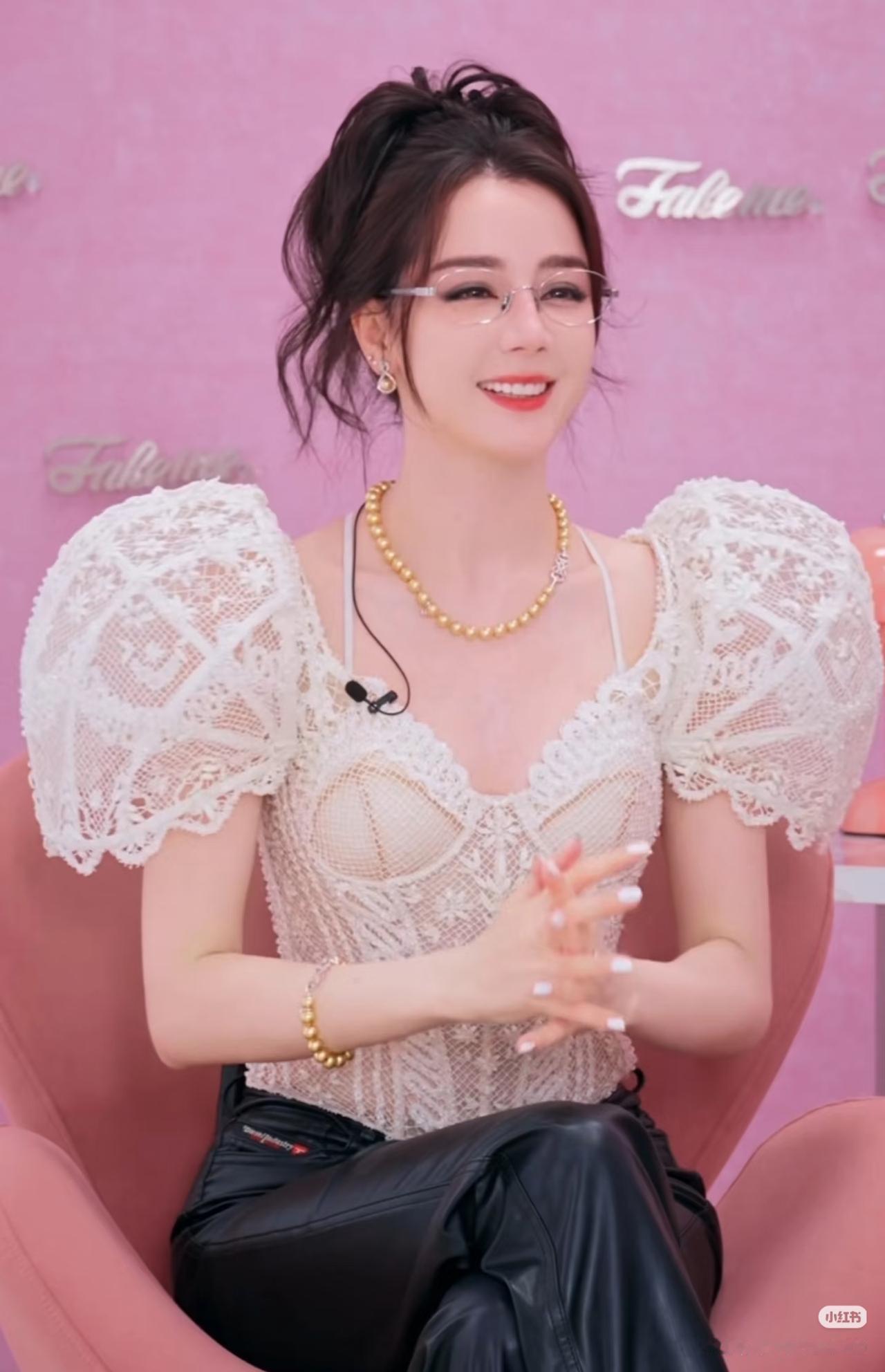 迪丽热巴的皮肤我不评价，
迪丽热巴的演技我也不评价，
有一点，我实在接受不了，那