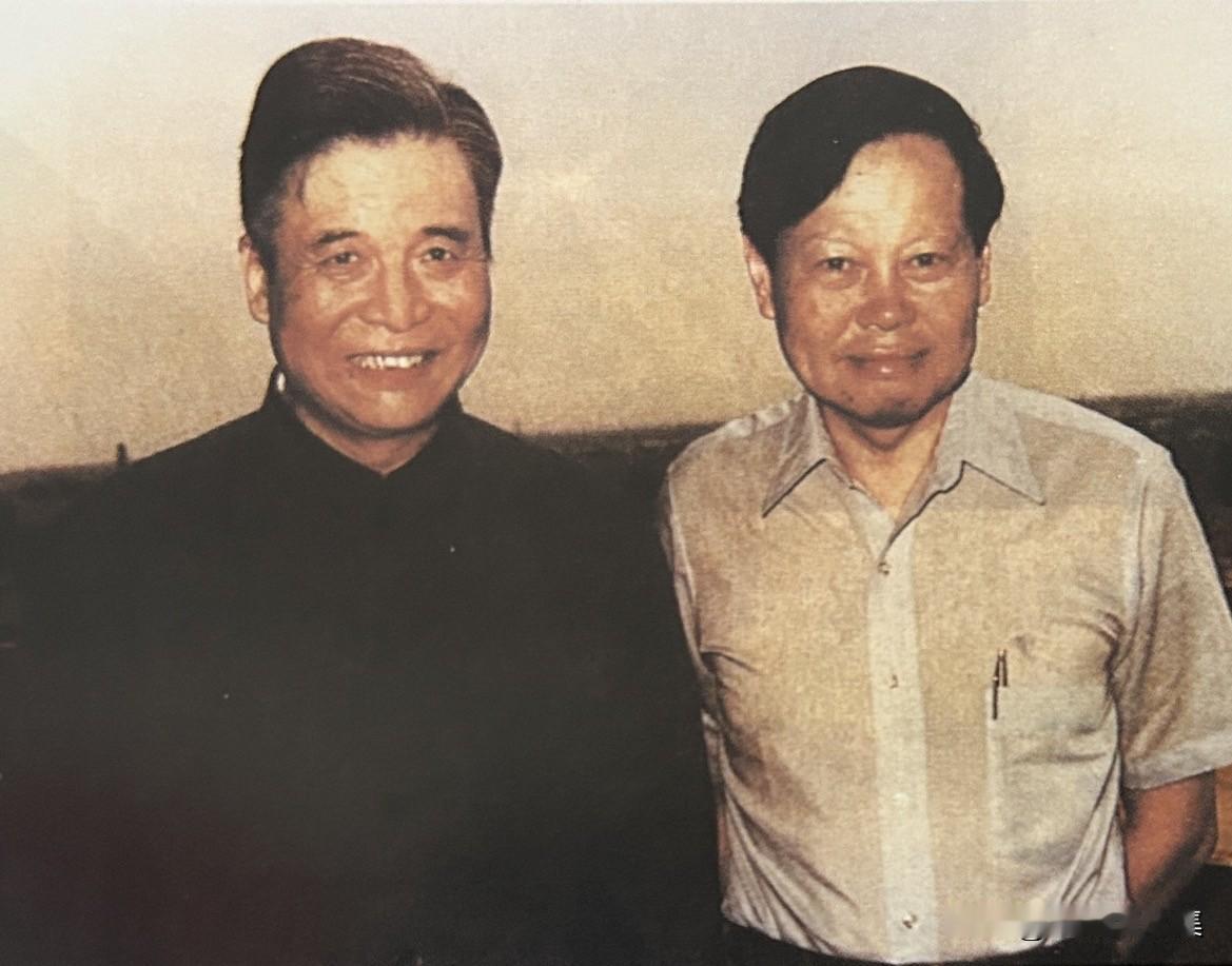 【老照片背后的故事158】
1986年6月，邓稼先与杨振宁摄于北京，7月29日邓