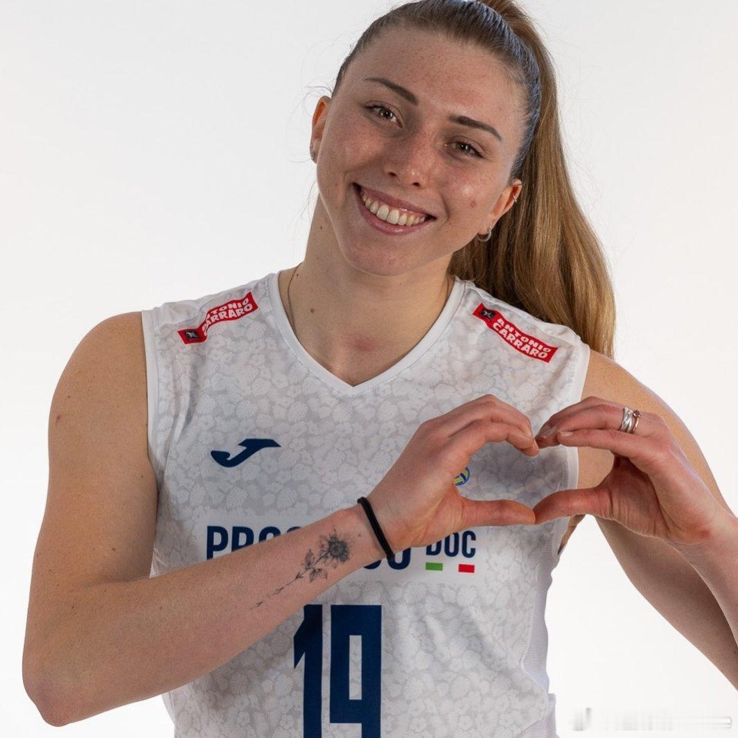 💛💙🤍 萨拉·法尔在科内利亚诺的伤情仍在持续📌 由于伤病，法尔缺席了过去