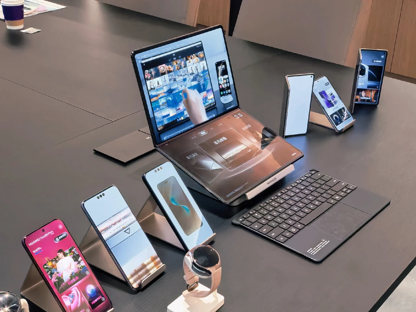 六大厂商仅华为苹果没涨价 突然觉得手机圈真的很卷但卷的方向不一样其他厂商卷涨价华