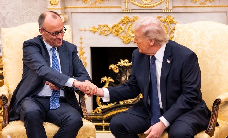 美媒今天报道：特朗普在白宫会德国总理默茨：是我逼以色列先打的，不出手核战早爆发