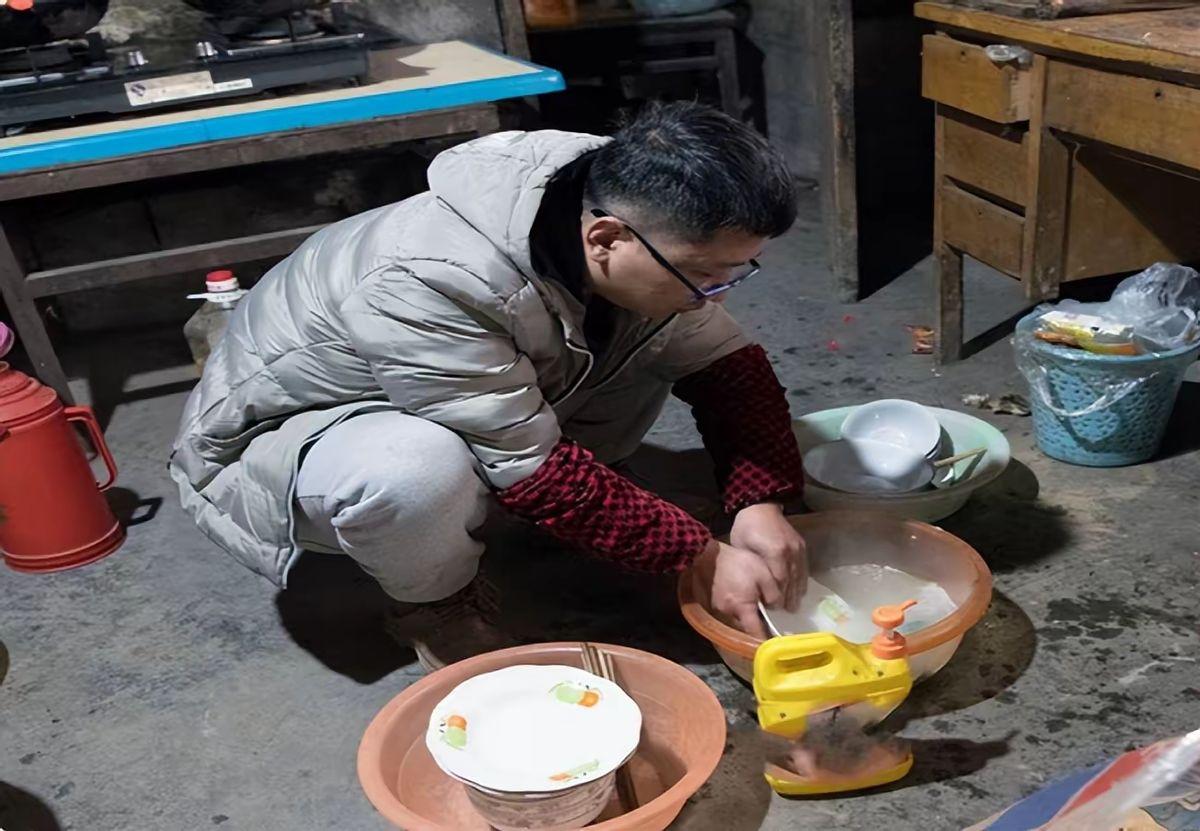2019年，陕西一男子爱上了女网友，千里迢迢去表白，没想到，女孩是双腿残疾，靠捡