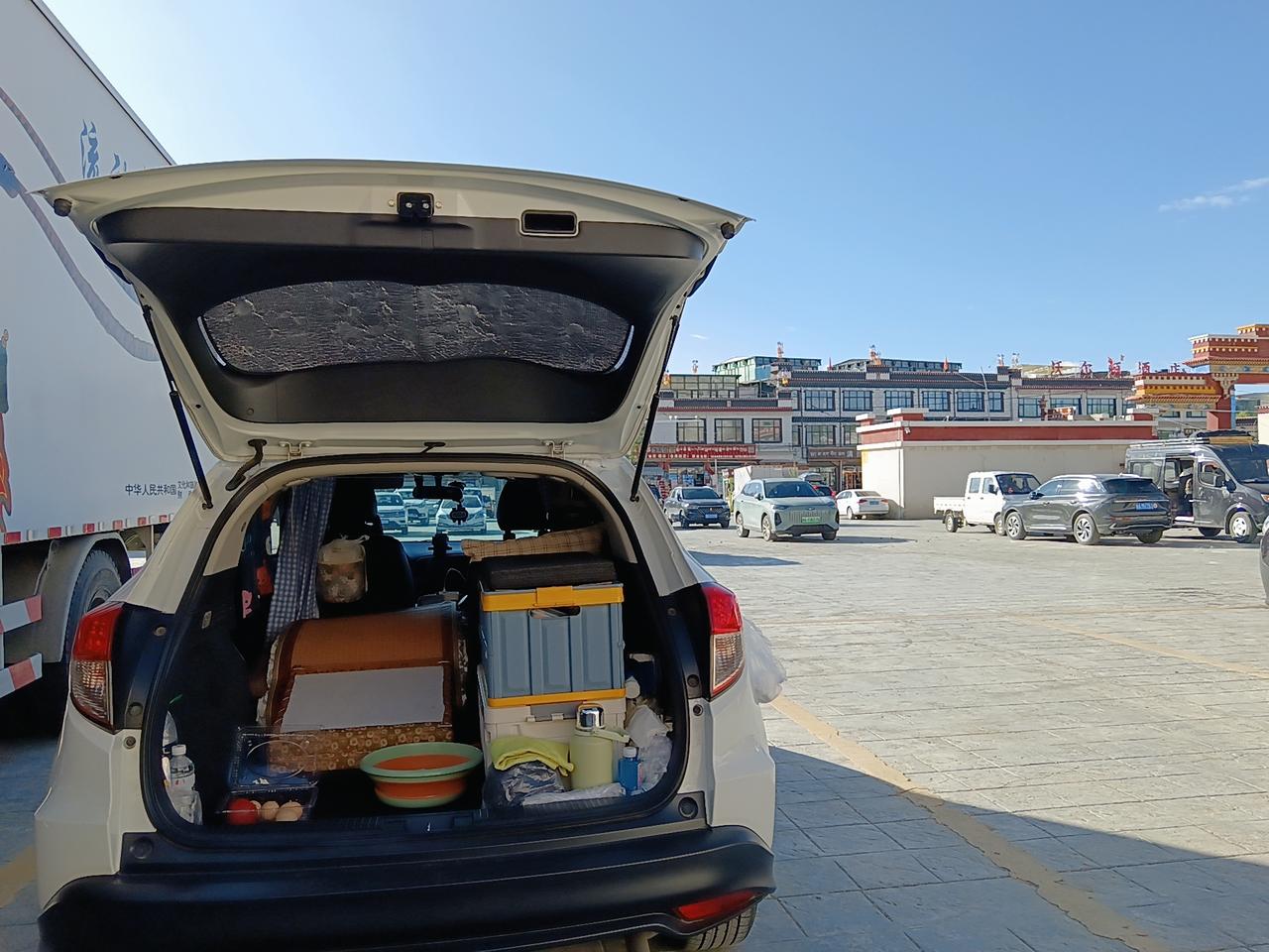 驻车日喀则江孜县，有幸结识一对四川自驾夫妻。大哥是退伍军人，嫂子温婉随和，两人性
