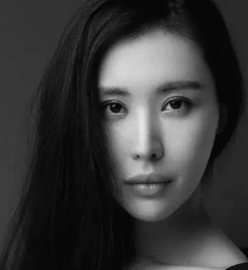 王石放弃1000万退休金后，记者问田朴珺：“你还爱他吗？会不会放弃他？”田朴珺笑