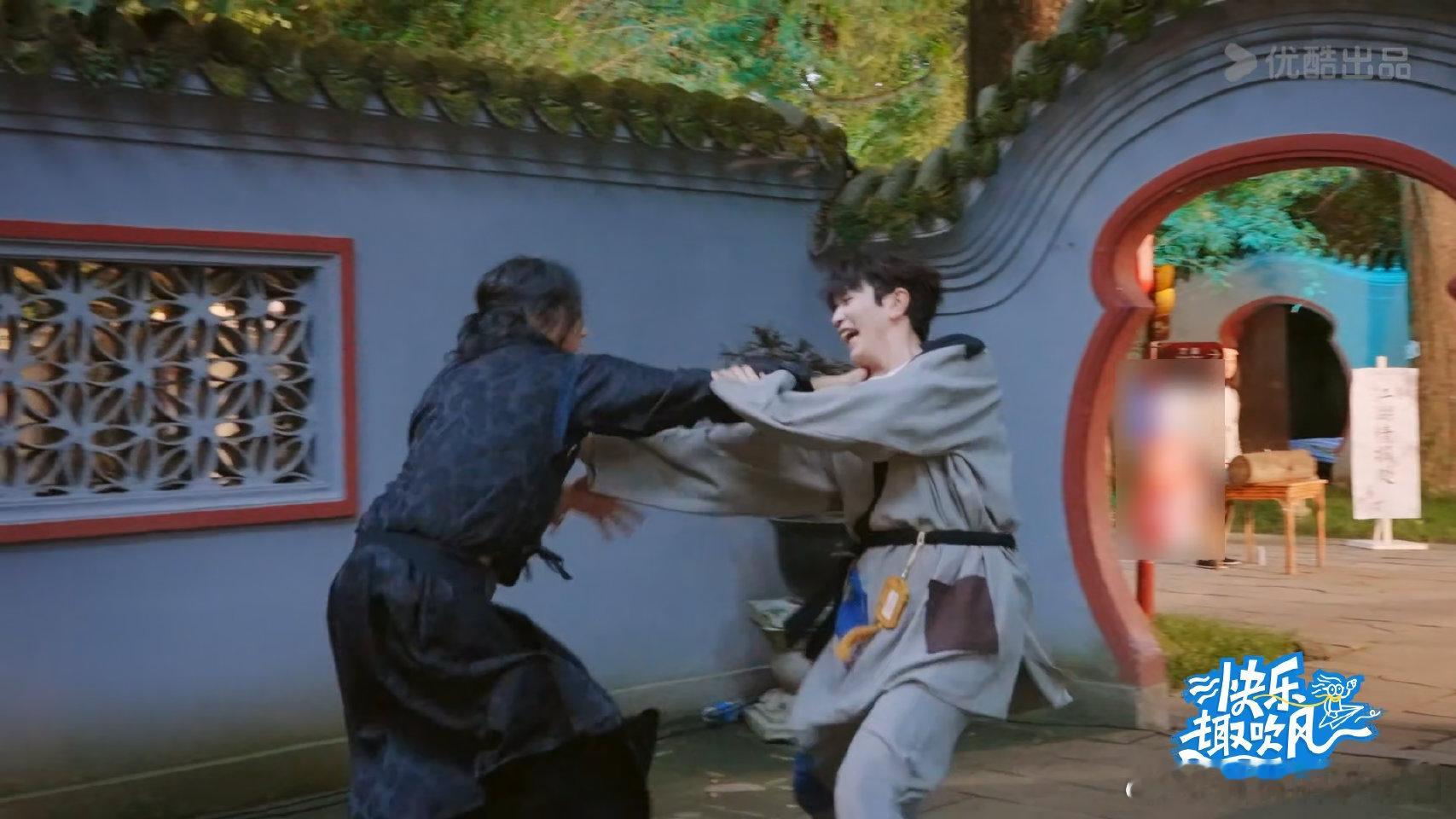 这波等待太值了！颜人中告别“常输体质”，在黑暗拐角默默蹲守秦昊十多分钟，等对方露