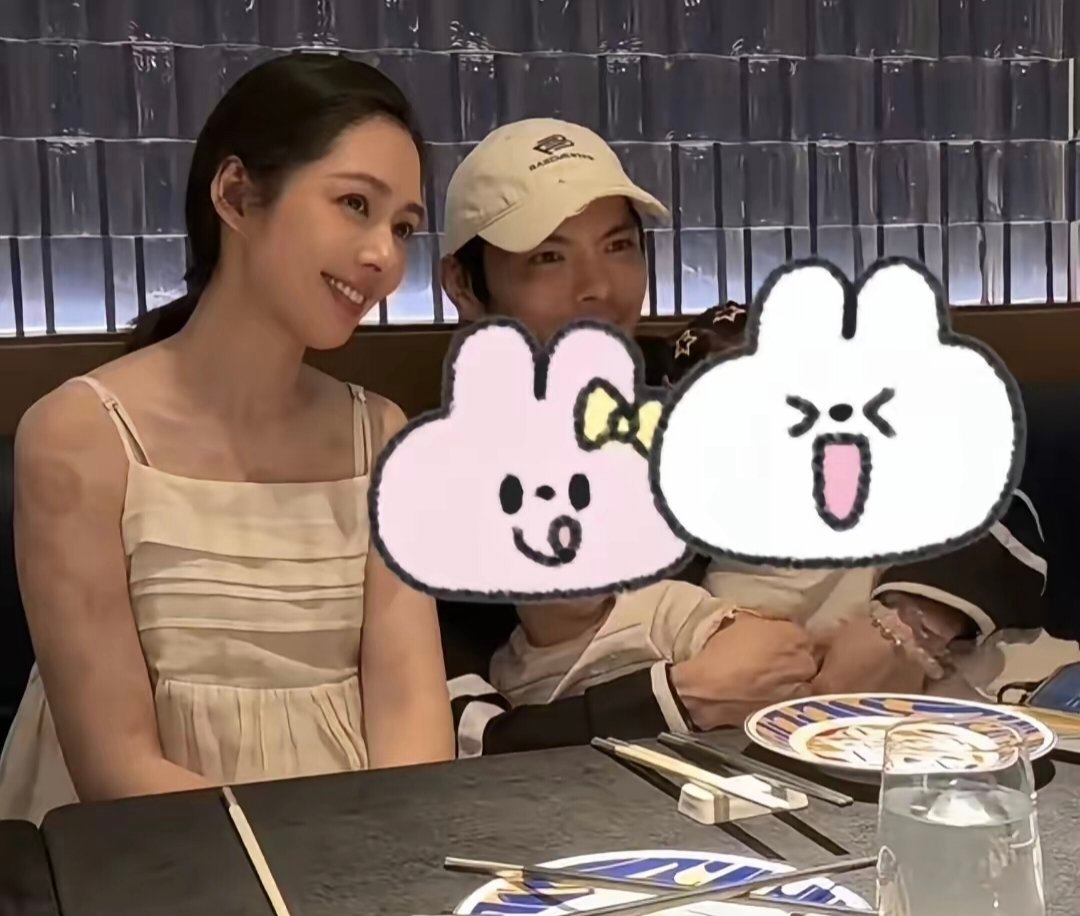 碧婷一家在北京朝阳区商场吃饭，本人比电视上更好，私底下状态是肉眼可见的好，五官很