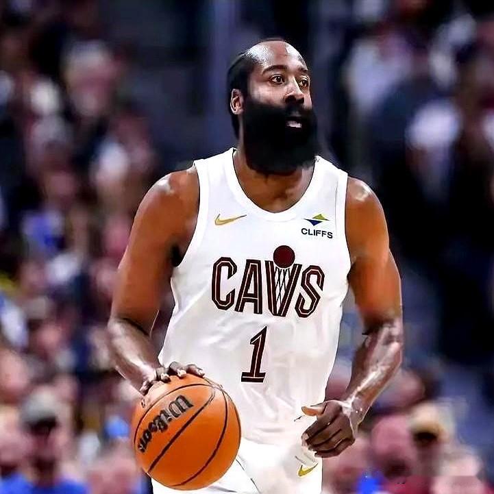 骑士这场球赢得是真悬，125-121，看着分差不大，过程还挺波折。
不过阿伦那效