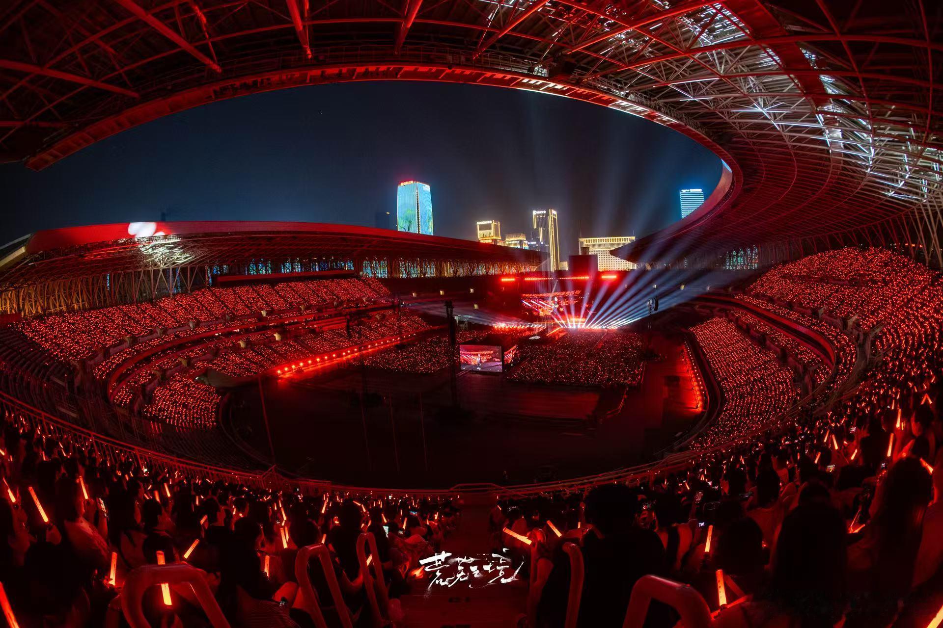 陈楚生济南开唱4万多位老师在现场 四万位老师齐聚荒芜之境济南场！陈楚生第一次在济