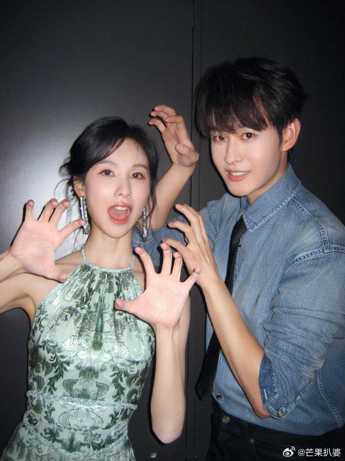 #陈都灵晒大梦归离合照#陈都灵晒《大梦归离》合照与四连拍，无论是合照中的她还是连