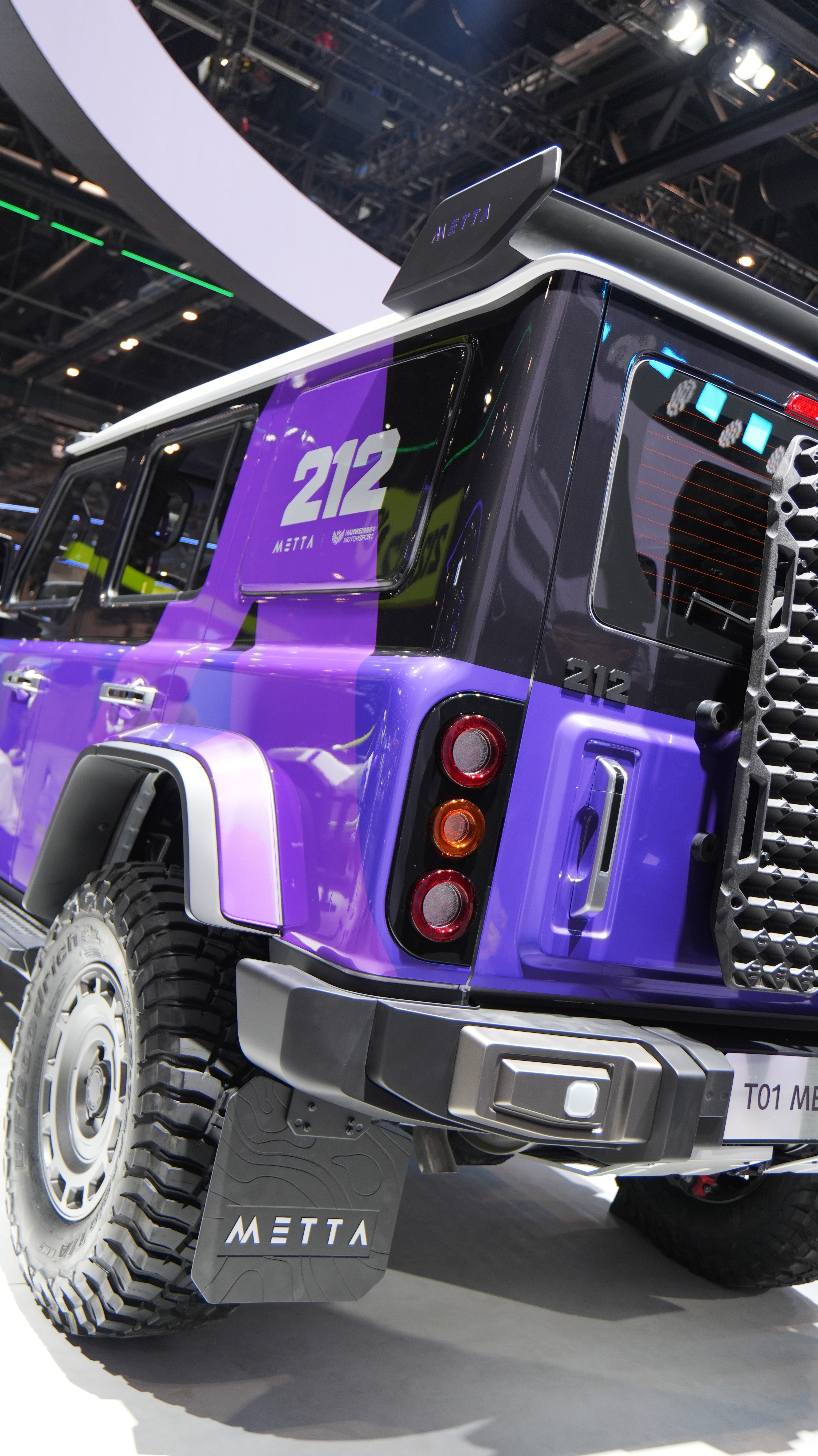 在2026北京车展被212的T01 METTA戳中了。经典硬桥大梁结构，配2.0