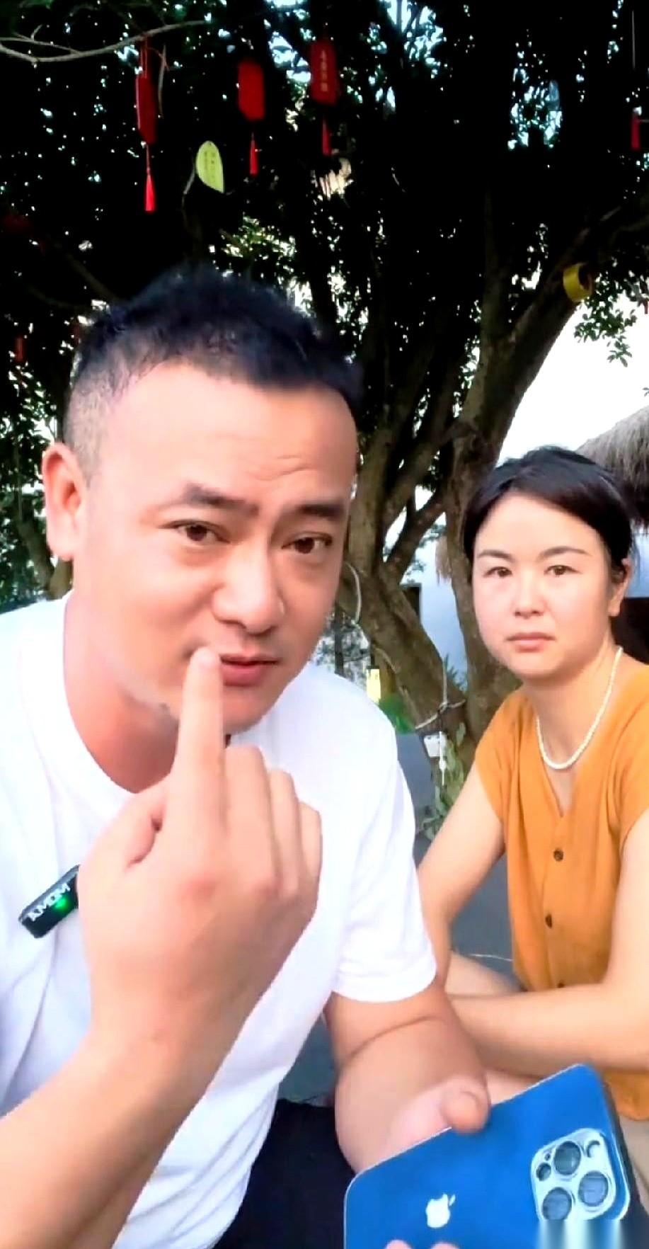10分钟的电话，娄娄一个人疯狂输出了8分钟。
听到这，我都替邓公子感到心梗。
这
