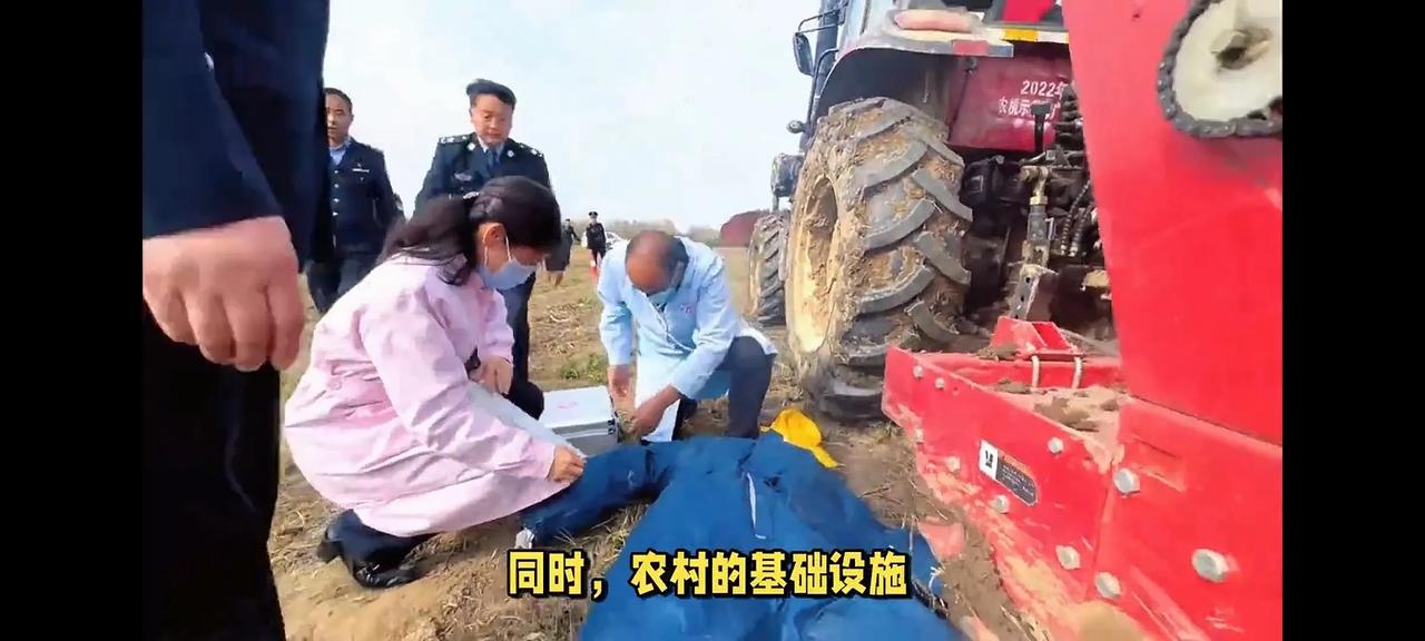 河南一男子开收割机撞倒测风铁塔被砸身亡。铁塔倒了，司机死了，到底谁之过。有人说这