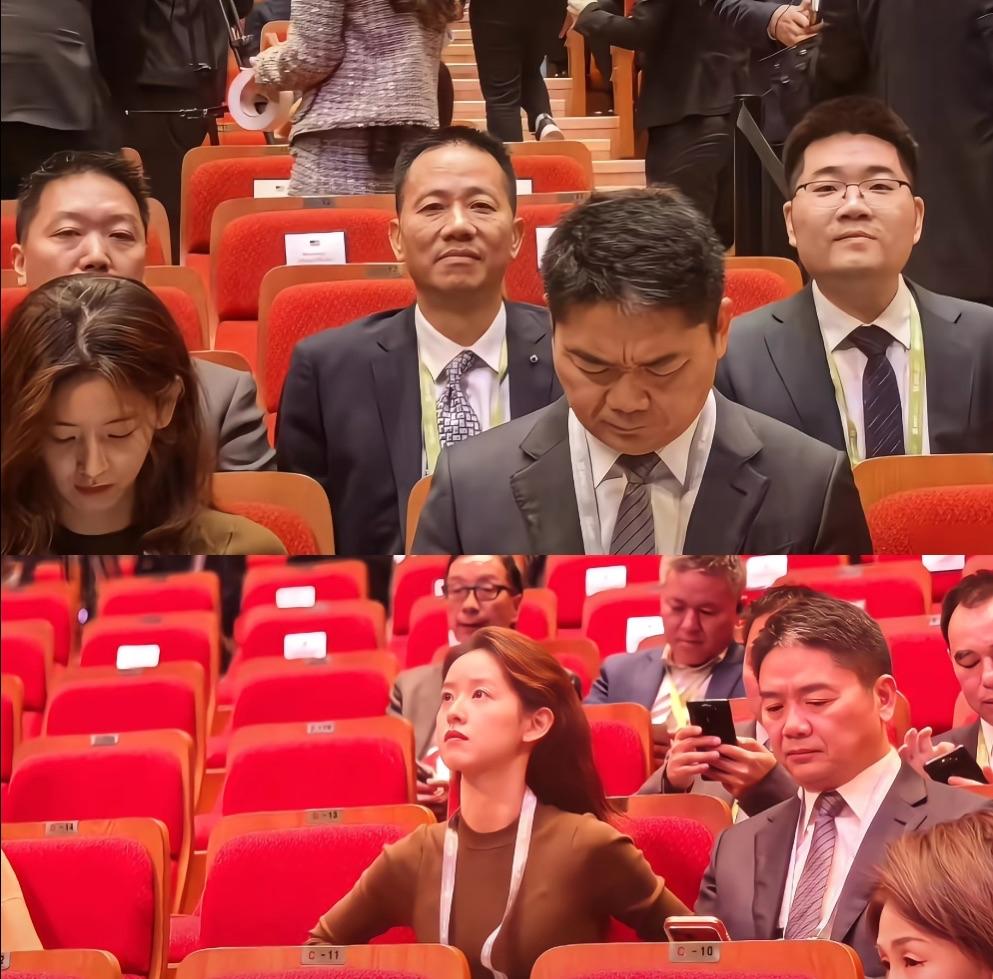 章泽天刘强东合体韩国会场被偶遇，夫妻俩频频交谈，虽不及早些年甜腻，倒也亲密。
如