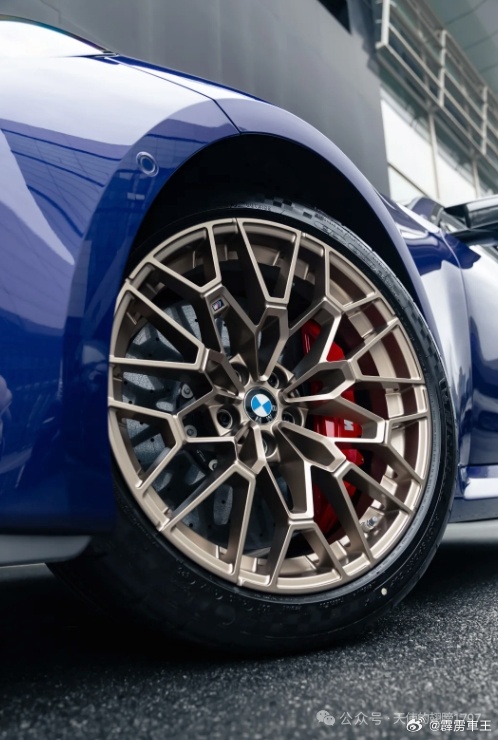 光落在滨海蓝车身上，古铜轮毂泛着高级质感，红色卡钳跃动锋芒，这是属于宝马的视觉张