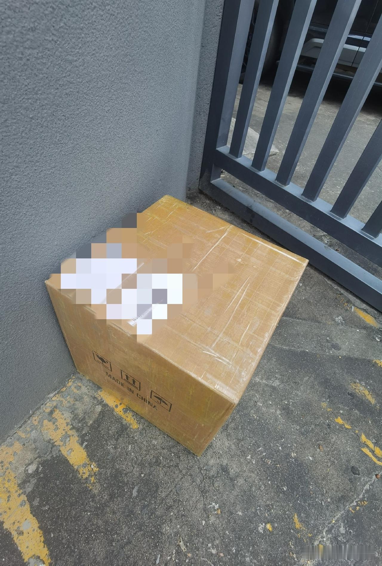 一上午忙活完，今天只发出这一件发往国外的货。10月份的行情真的“一般般”，连门卫