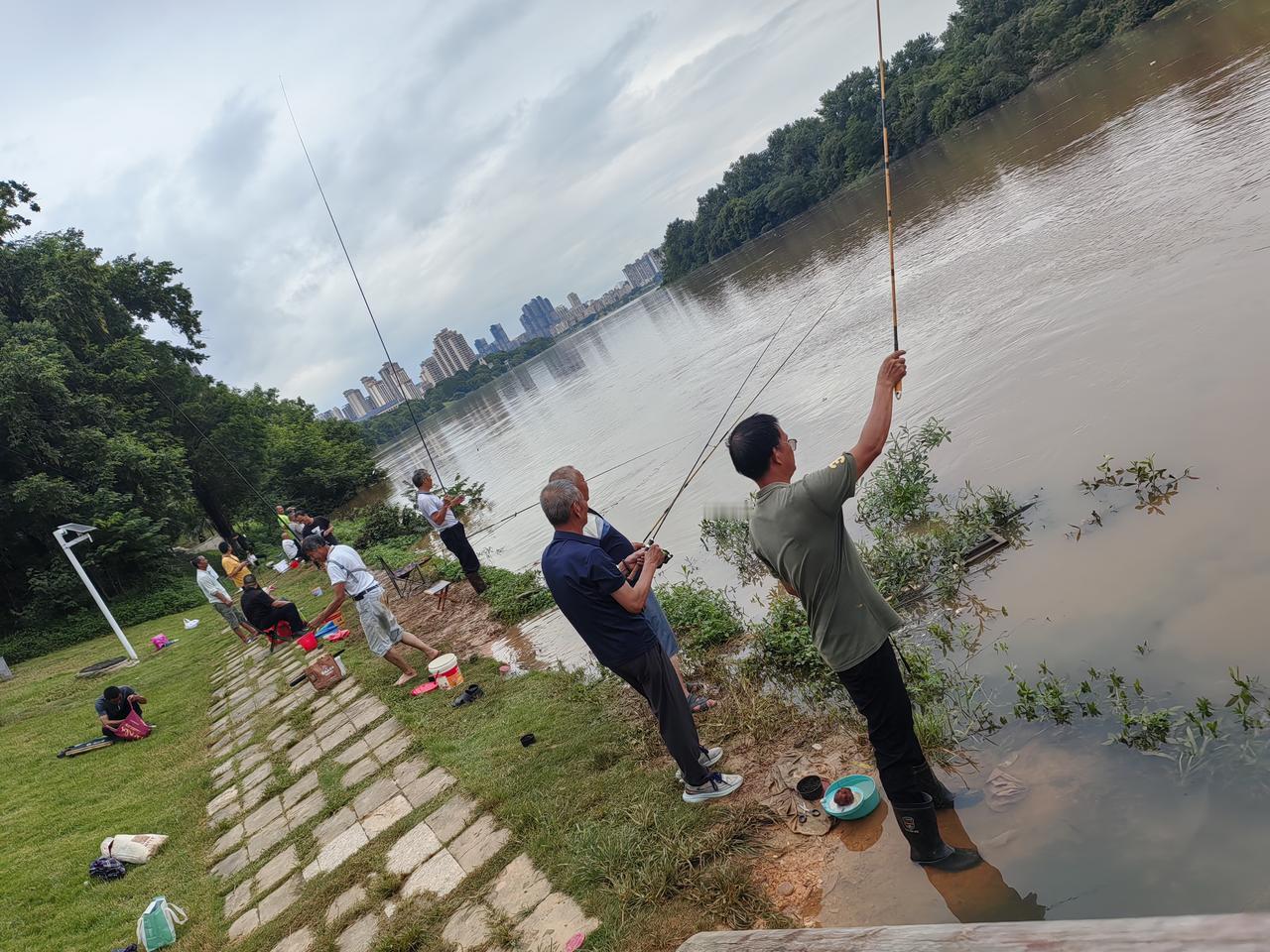 钓鱼，钓鱼佬的执着，请看，蒙蒙细雨中的钓鱼佬，为了攻克那些秀色可餐的餐条，密密麻