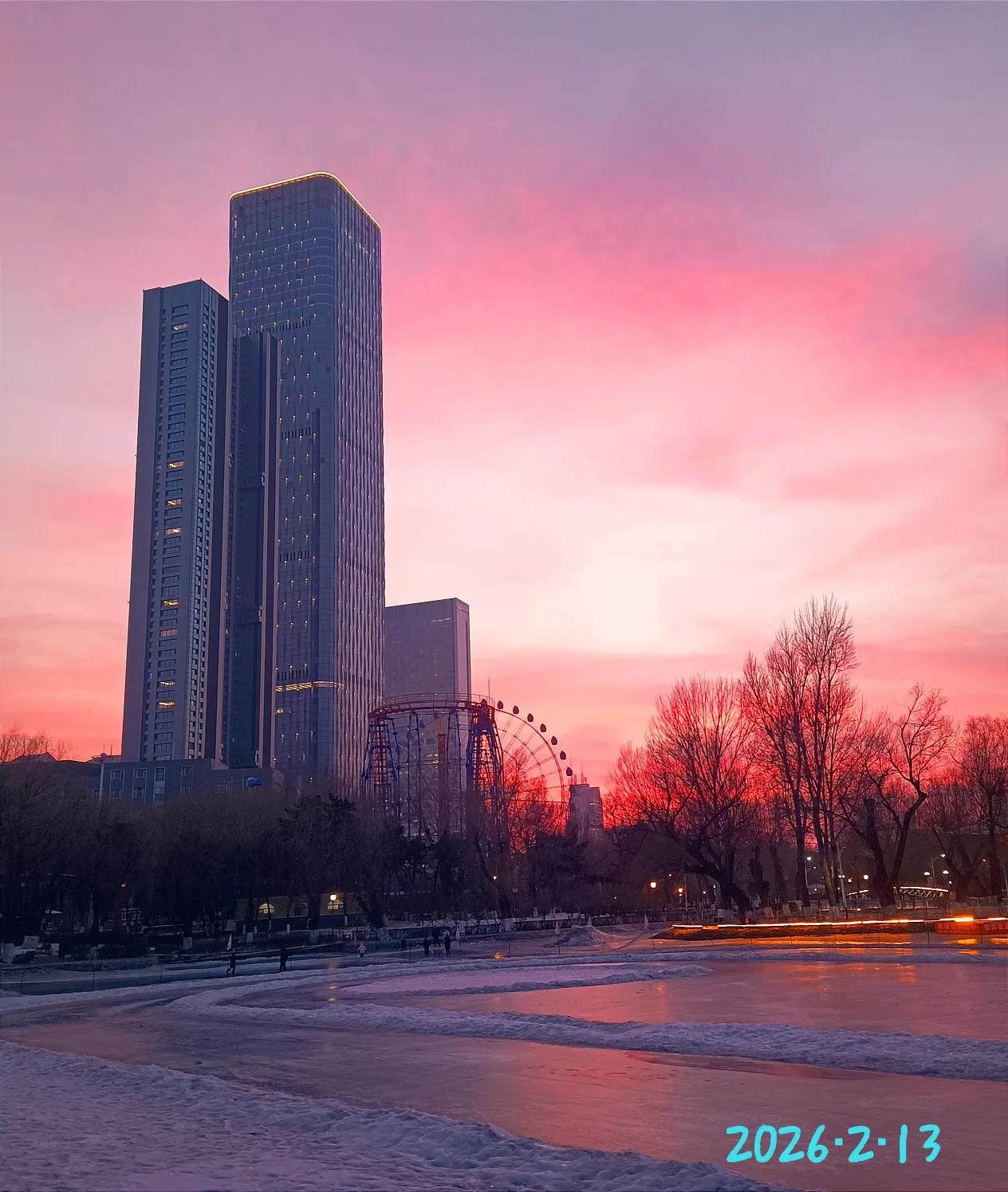 13号晚上5:15我出门散步，正巧撞见绝美晚霞，一时手痒便忍不住拍了两张，定格下