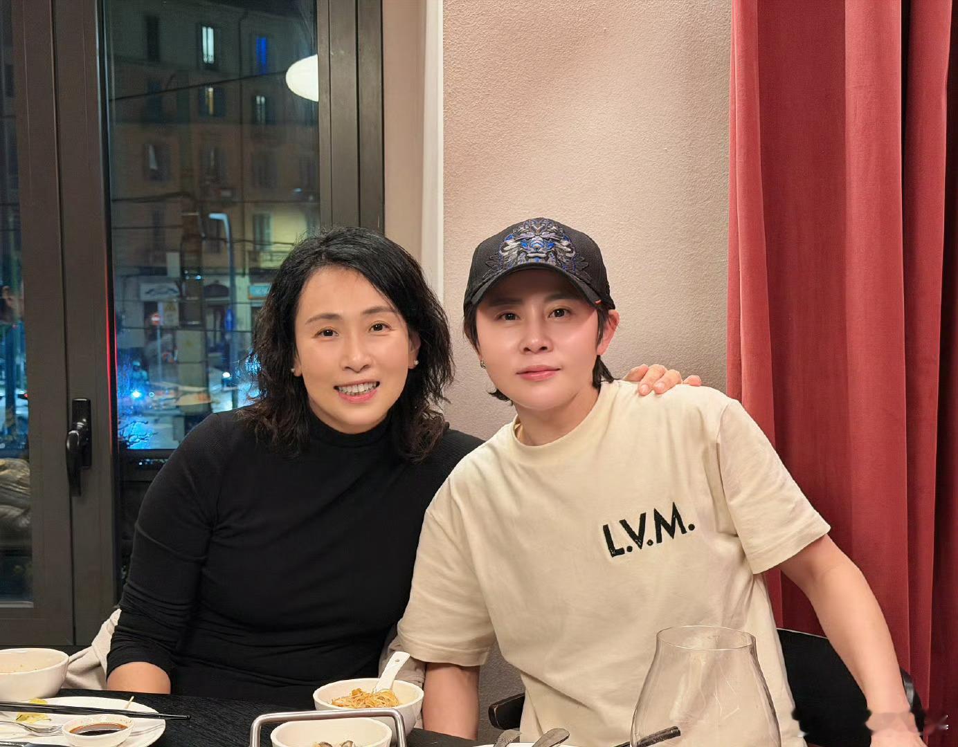 王濛是李小冉颜粉谁懂啊!濛主对着李小冉疯狂夸颜，从初见就被美到移不开眼，一路直白