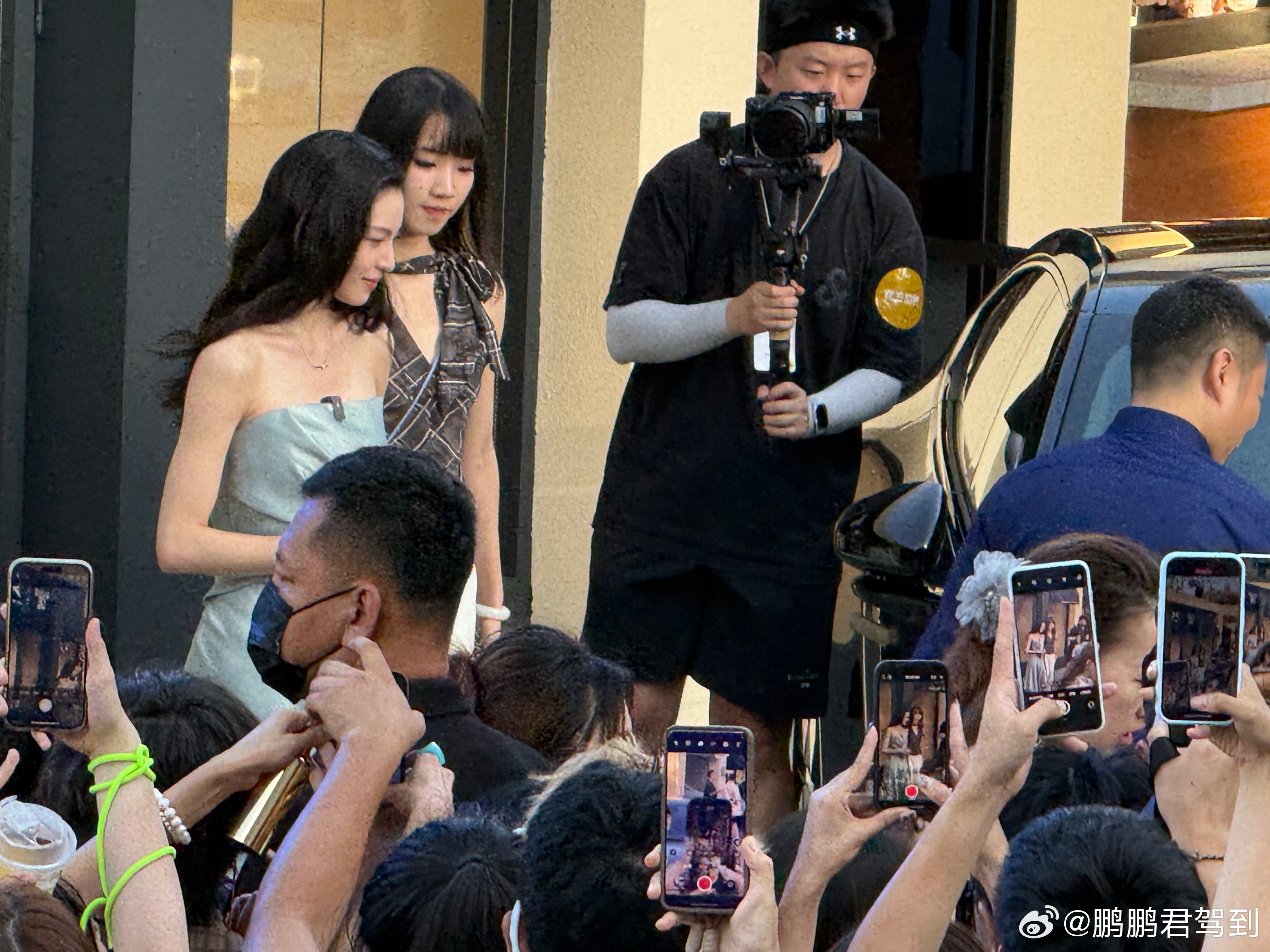 时尚圈都在拍小鹏P7钟楚曦最新时尚搭子视觉冲击力拉满，气场全开！颜控党的狂欢，钟
