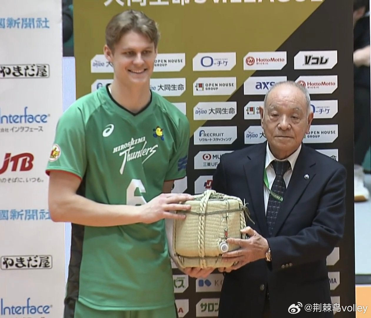 恭喜小罗荣膺单场MVP 🔥，23岁，希望在美男国家队好好表现。男排 日本男排超