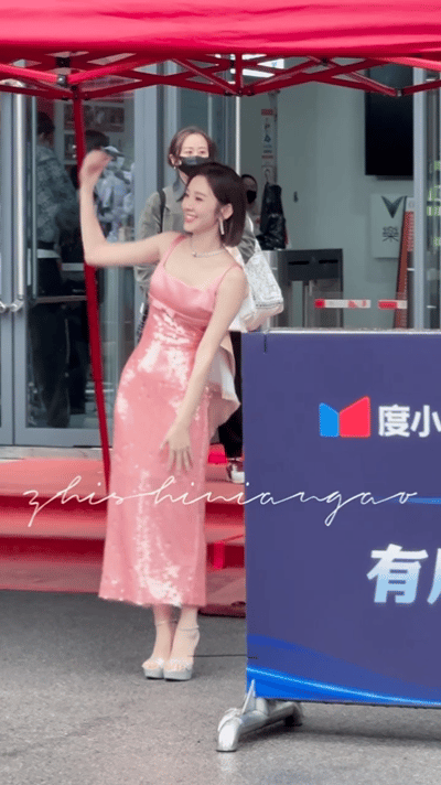 祺贵人确实美丽乘风2026 这身粉色吊带裙太衬她了，在乘风2026活动现场微笑挥