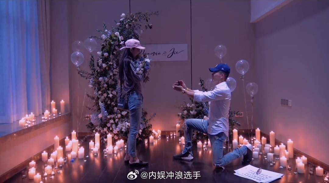 张馨予何捷求婚视频  何捷向张馨予求婚视频 六年前的求婚视频，好甜！！ 