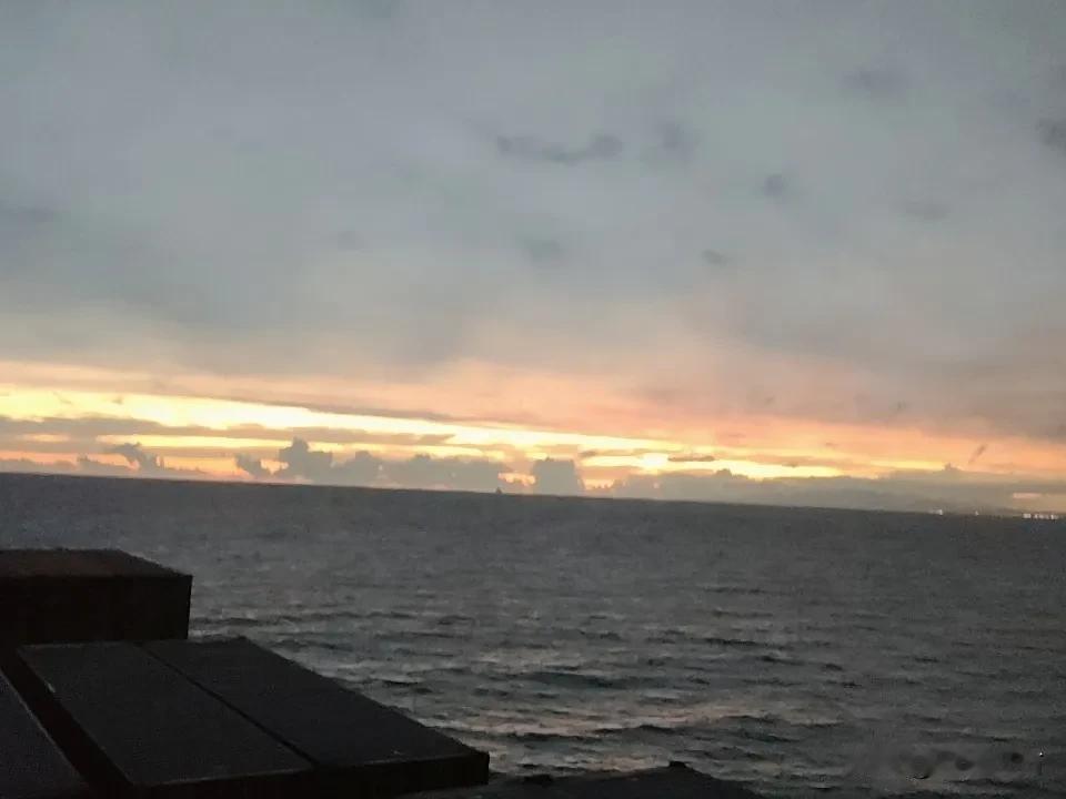 夕阳无限好，只是近黄昏！

真的是太美了，

天边的云彩好像宫殿一样，真的想踏上
