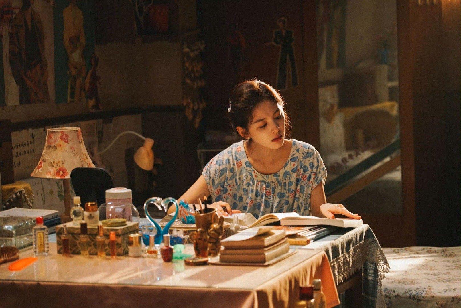 章若楠民国造型美我一大跳 章若楠这个民国造型真的美我一大跳！粉色旗袍上身，整个人