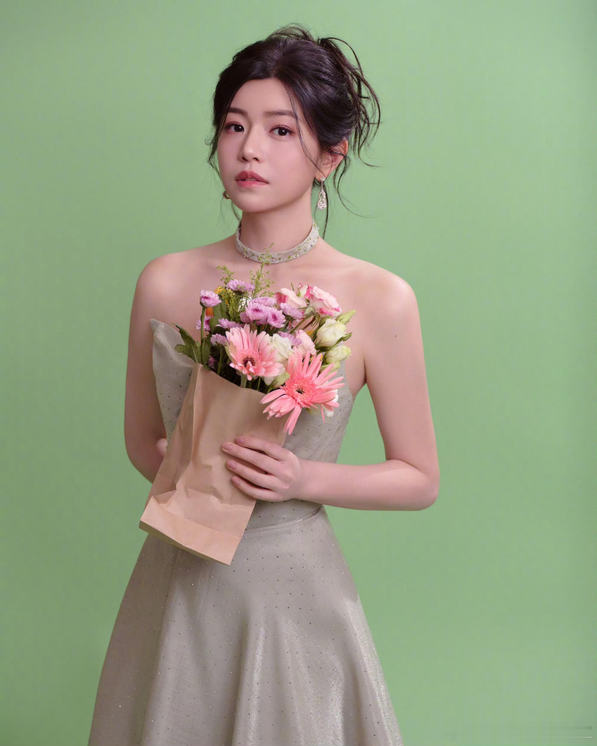 陈妍希也真是不容易，跋山涉水的远嫁，结果各种被黑婚后被陈晓粉丝骂了十年，几乎都是