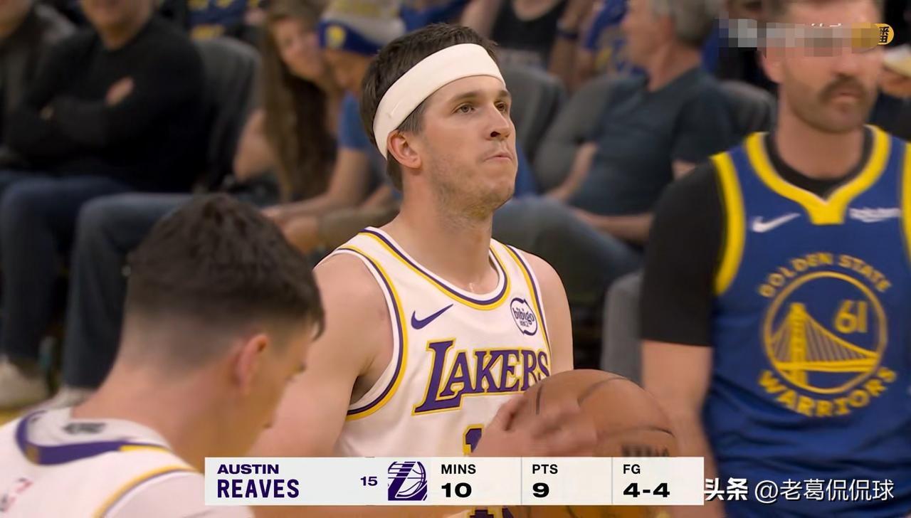 湖人超级后卫里弗斯终于大爆发了！在今天湖人客场挑战勇士的焦点战中，目前双方的第一