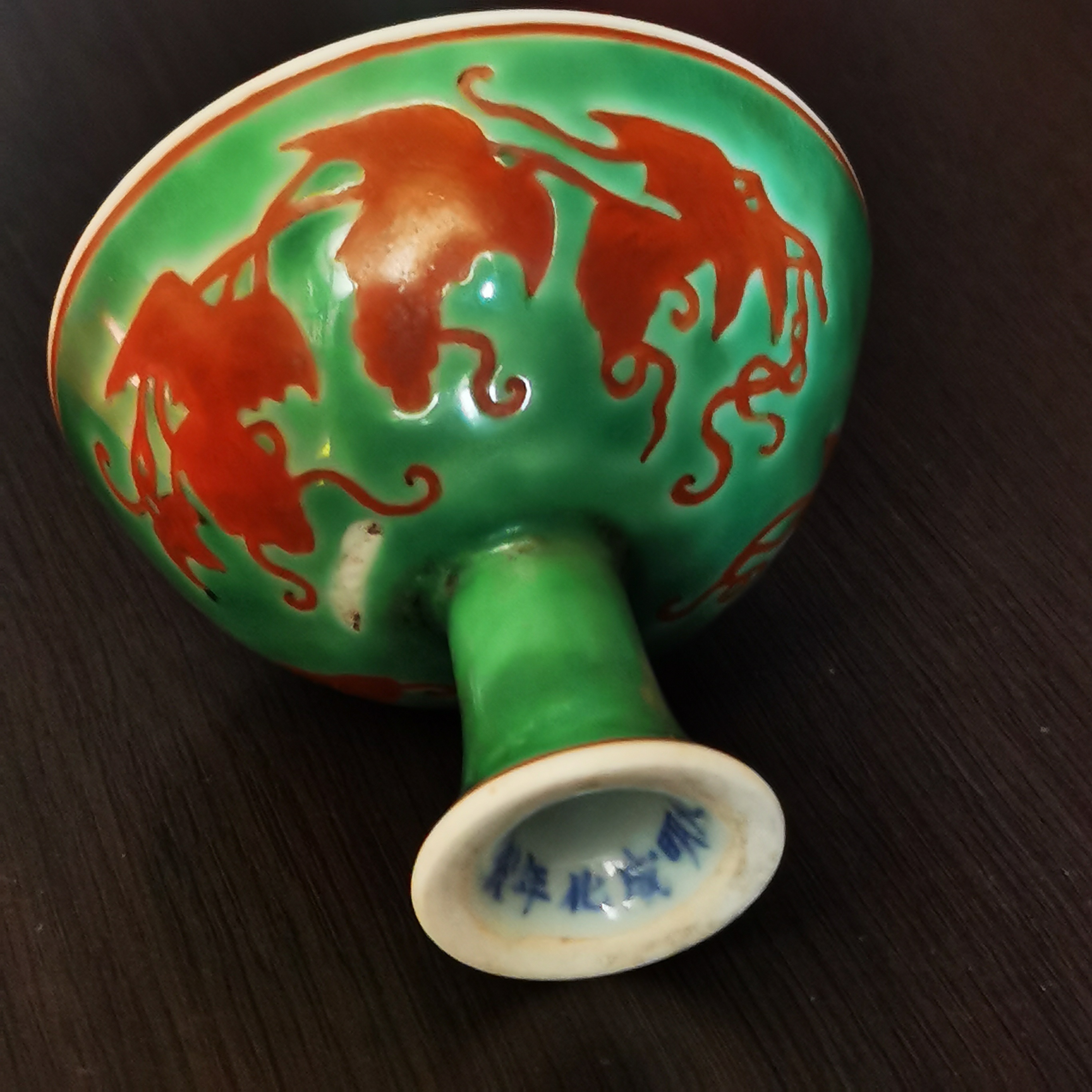 这只高足杯形制，杯身与高足衔接流畅自然，高足修长挺拔且足部线条优雅，契合明代成化