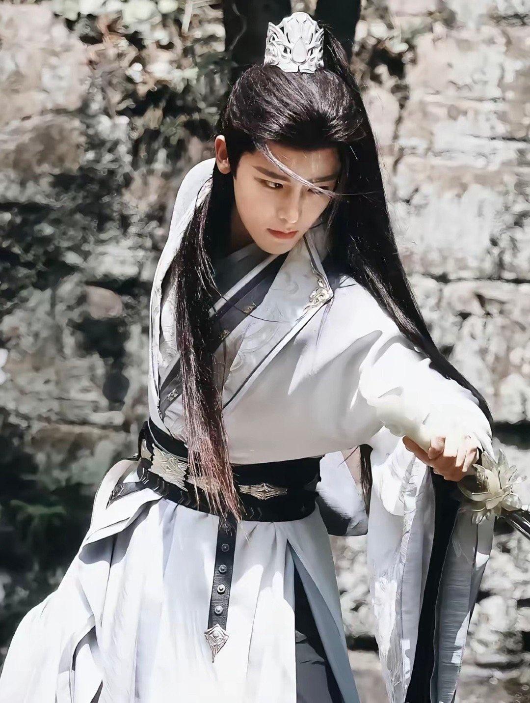 hmh侯明昊萧无衣
人间有风，有雨，有阳光，还有一个美好的你
@侯明昊
丨侯明昊