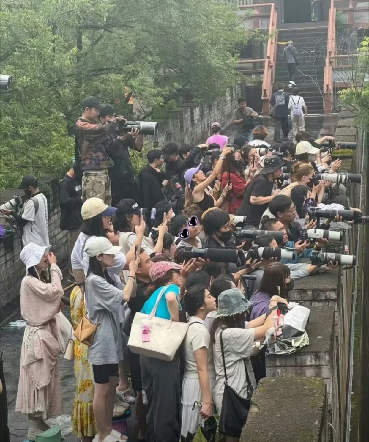 横店代拍的阵仗，据说都是拍罗云熙的[偷笑] ​​​
