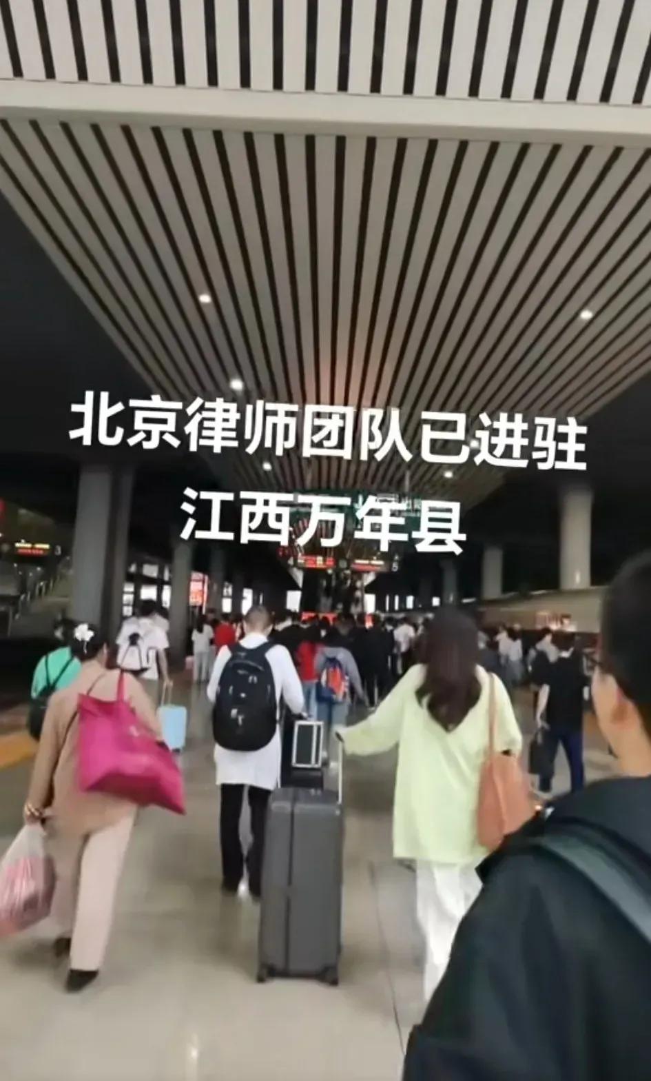 闹大了！
李佩霞父亲委托的北京律师团队已抵达万年县！
李佩霞父亲网上举报后，引起