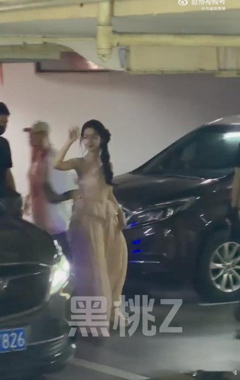 邓恩熙粉色露背裙 完全是仙女下凡既视感！邓恩熙这套浅粉露背裙造型太惊艳，柔和色系