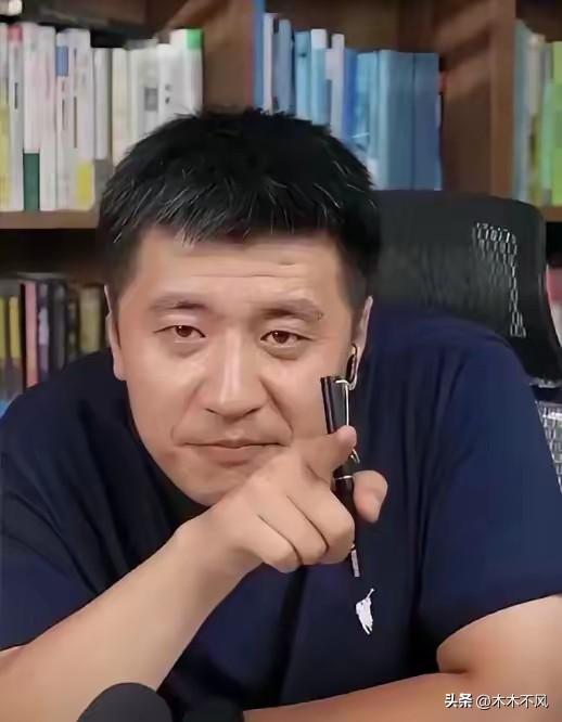 有一个在张雪峰公司上班的员工说，张雪峰根本不是大家看到的样子。
公司上四休三，福