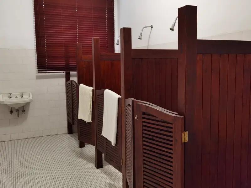 4月2日，上海一男子在青旅公共浴室洗澡时 ，被保洁阿姨无视 ，直接推门进入 ，男