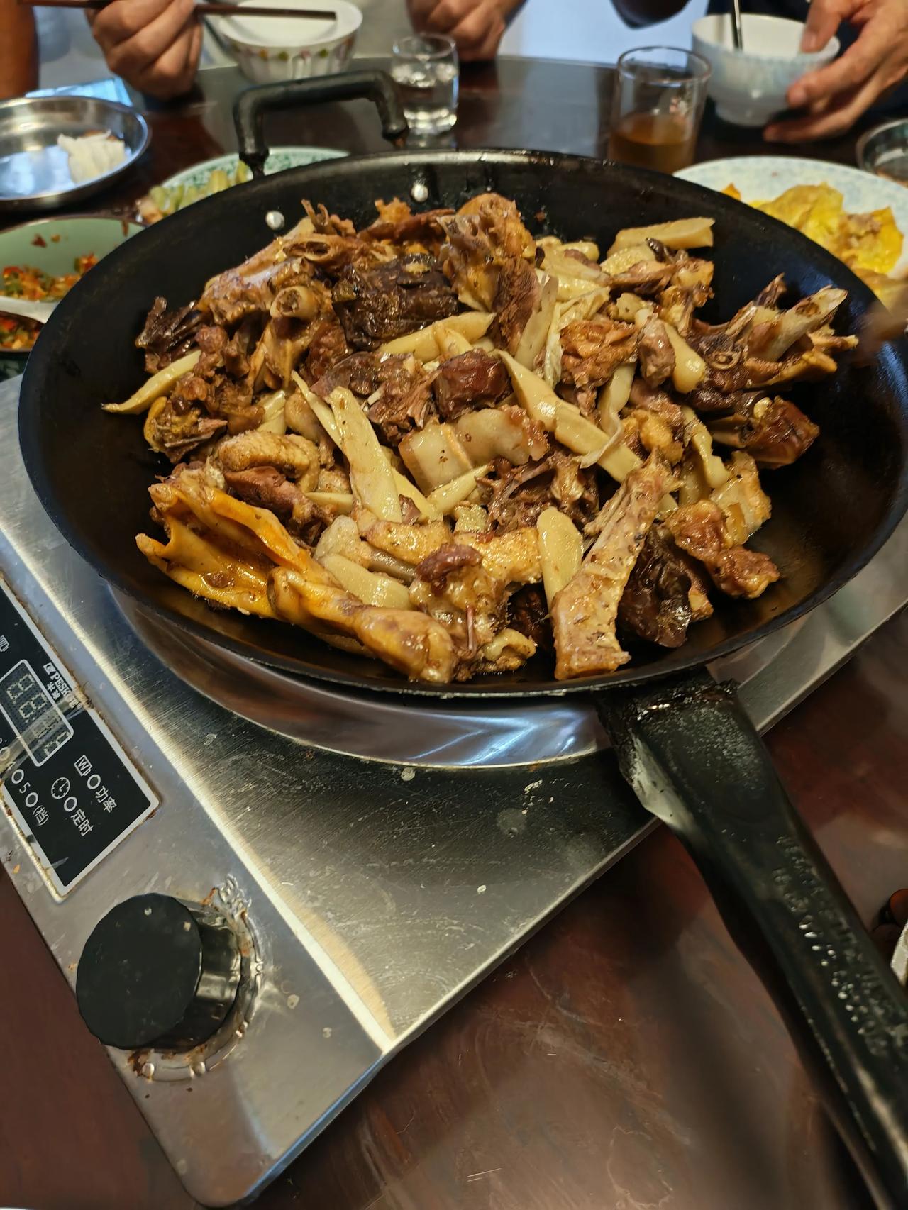 一锅笋子焖土鸭，地道家常味，香气直钻鼻腔
 
铁锅上火，笋子焖土鸭咕嘟飘香。色泽