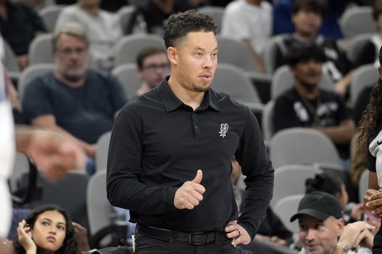 帕金斯力挺马刺队的主教练米奇-约翰逊，认为他才是全联盟的最佳教练。但如果他想要成