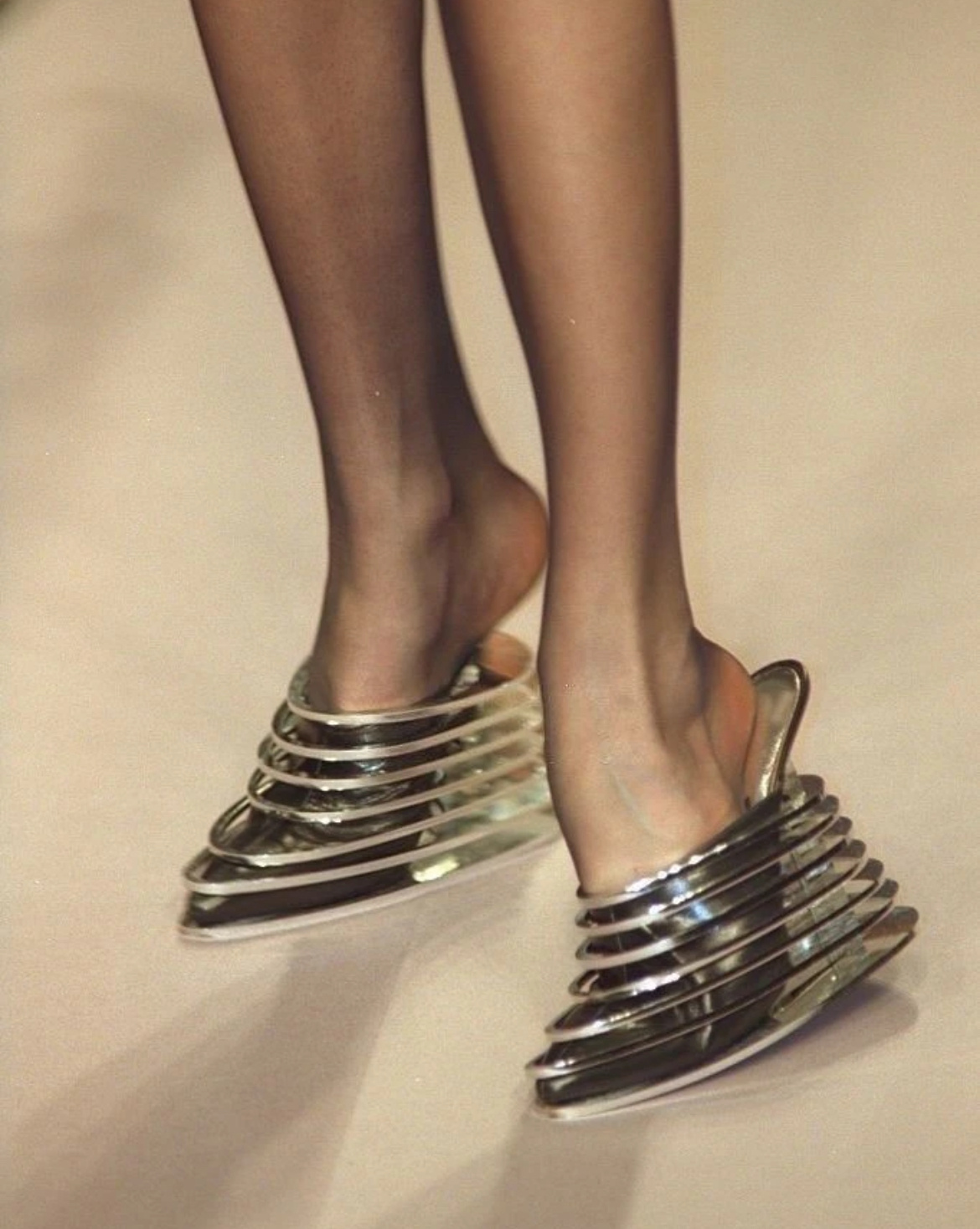 未来主义鞋履来自Paco rabanne ss1998 haute coutur