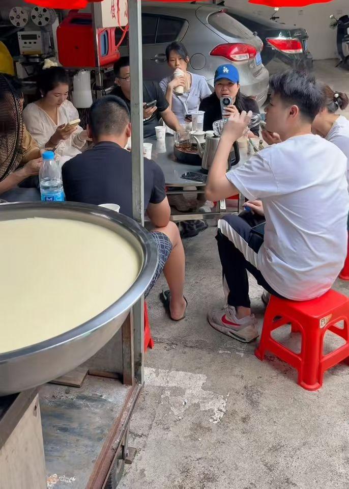 并非玄学：
其实很多人并不适合做生意。别看到莫叔卖鸡赚了钱，就跟风开一家同类型的