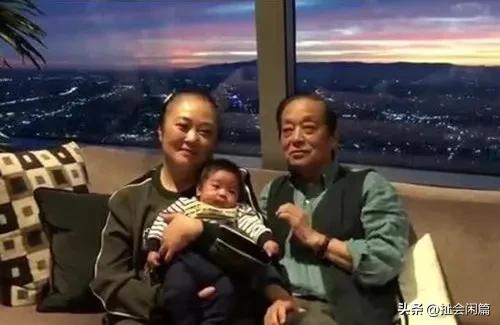 90岁的韩美林大师，给吉林大学80周年校庆设计了一个LOGO，很有想象力，就像奋