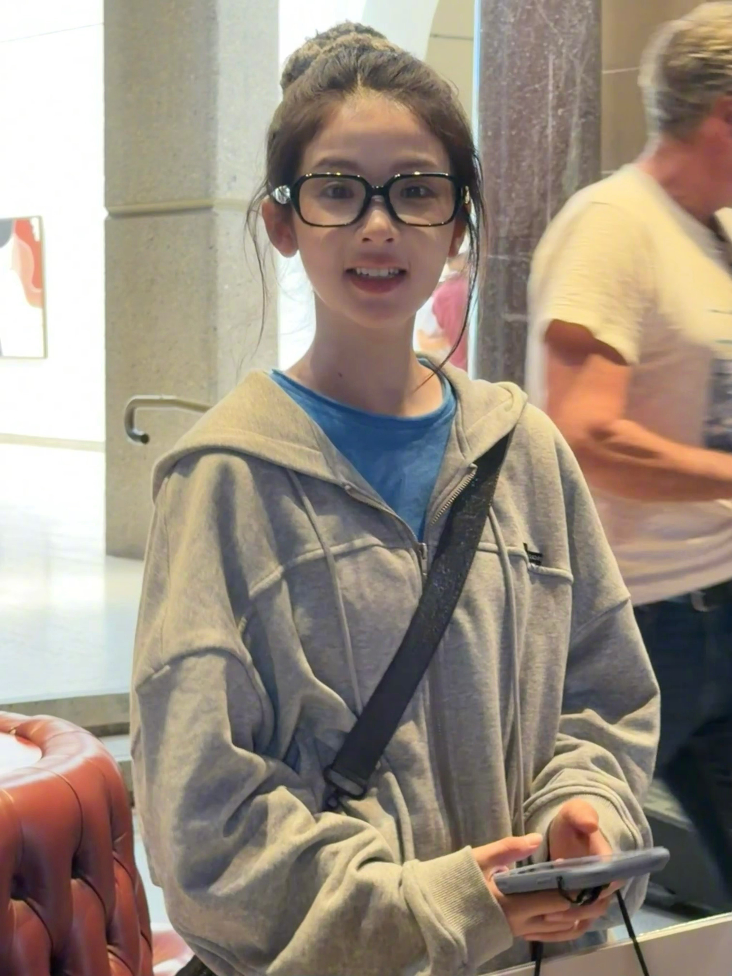 张淼怡回眸梦回苏在在 谁懂张淼怡这一回眸啊！丸子头+黑框眼镜，干净又养眼，眼神明