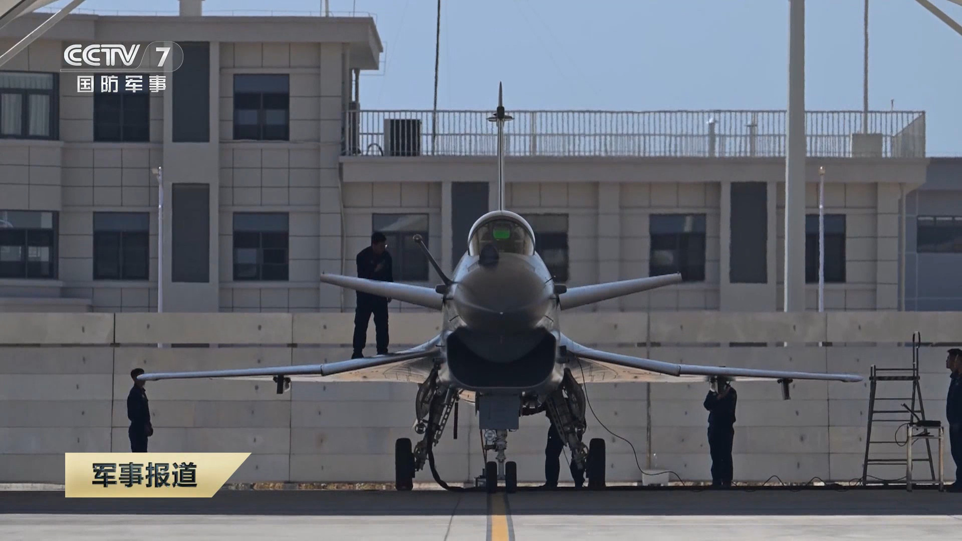 南部战区空军某部飞行员杨凯夺得2025年“金飞镖”，这也是他所在部队连续两年获此