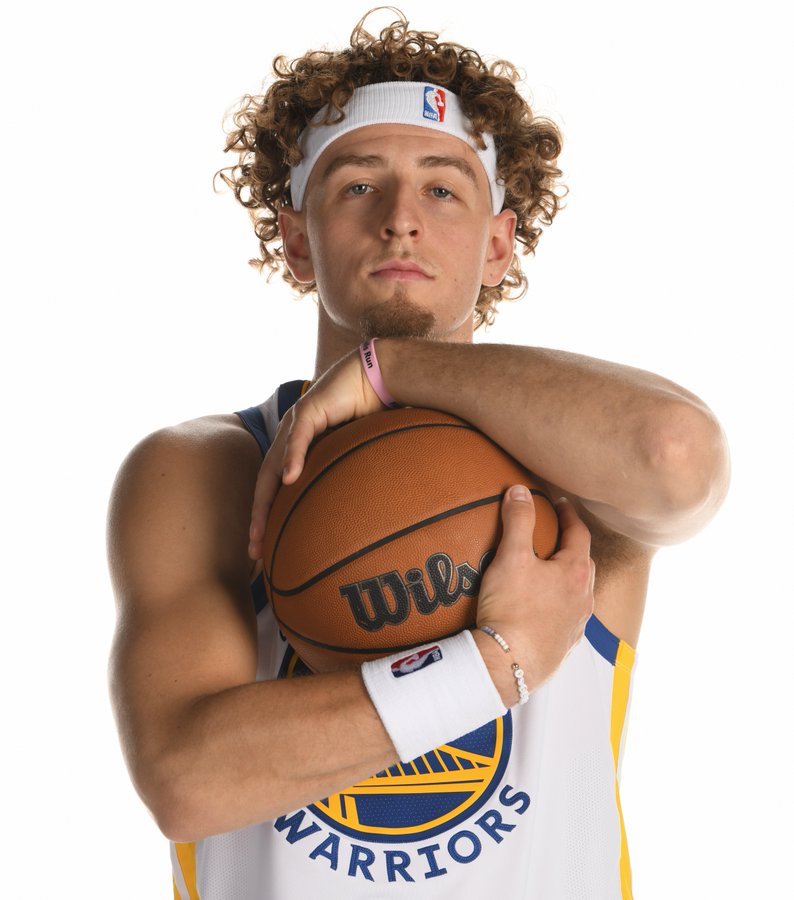 祝波杰23岁生日快乐 长大了 今天过后该好好表现了  往后场均20+10 是你的