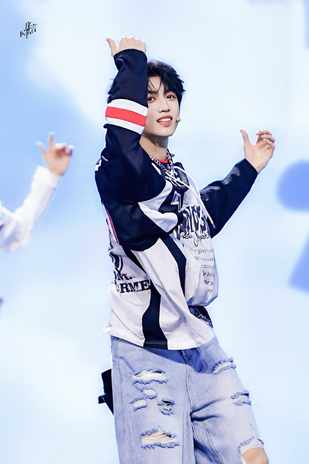 张桂源川渝春晚饭拍要被张桂源帅晕了!!!川渝春晚怼脸都完全没在怕的😋五官精致又