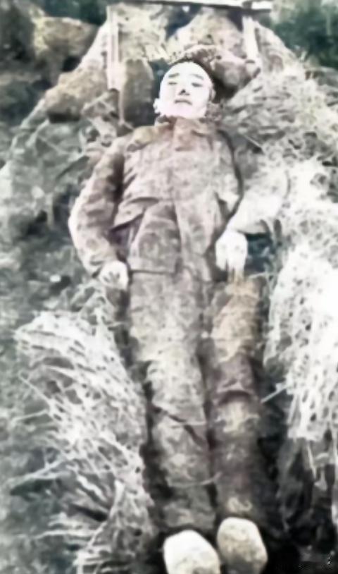 1946年7月，湖北郧阳鸡子岭战后，当地村民在田间麦草垛上发现一名身着粗布布鞋的
