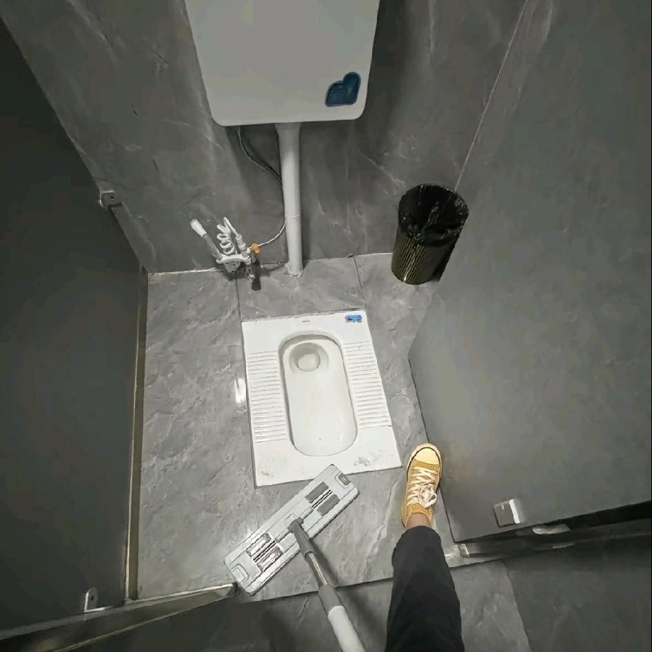 不要想到它是厕所，它只是一份工作，厕所可以不需要你，但是你却需要它，因为到月底了