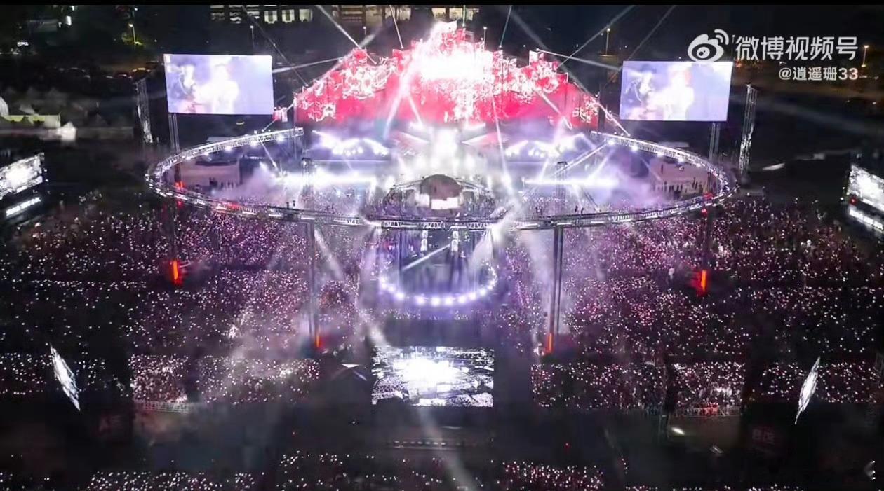 华晨宇演唱会超绝人头数 笑死，我家花花演唱会这人数，简直是人海“开闸泄洪”🤭！