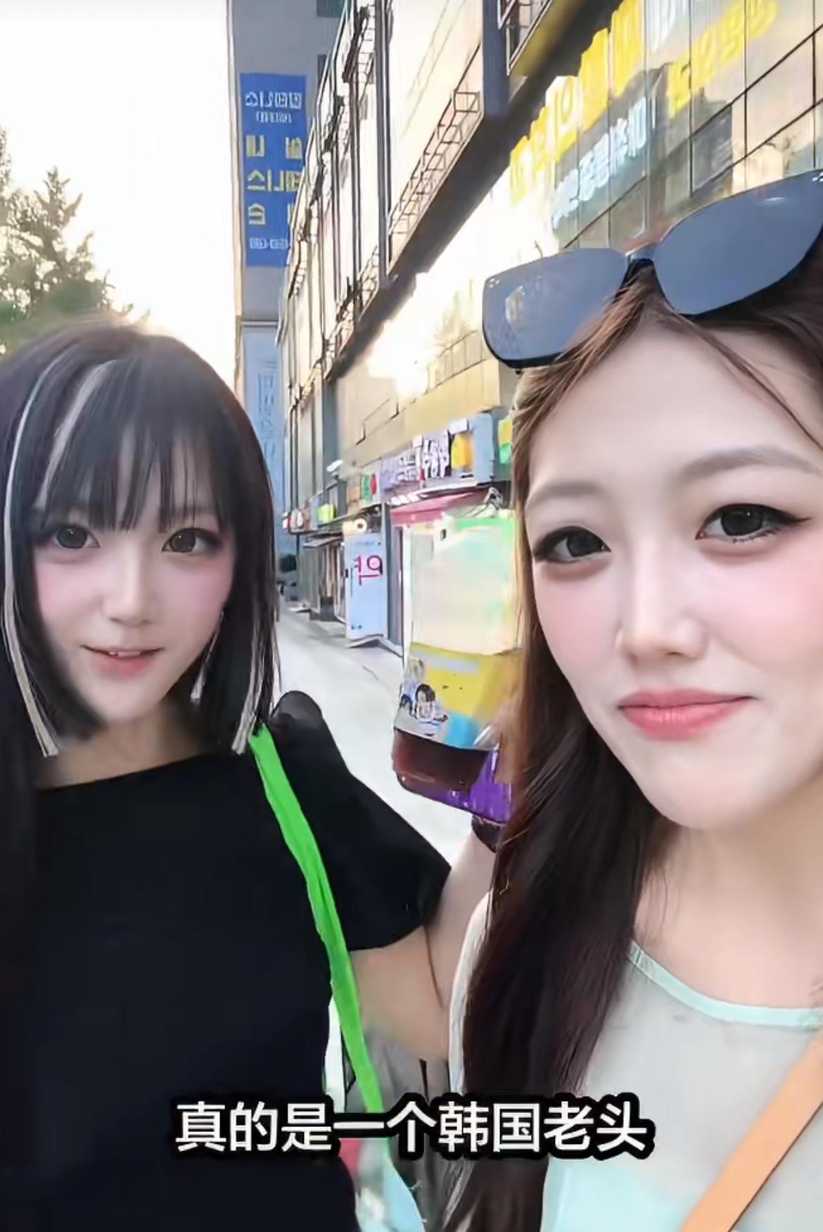 中国游客被韩国老头诬蔑乱扔垃圾，霸气回击让老头吃瘪无话可说

老头指着地上的垃圾